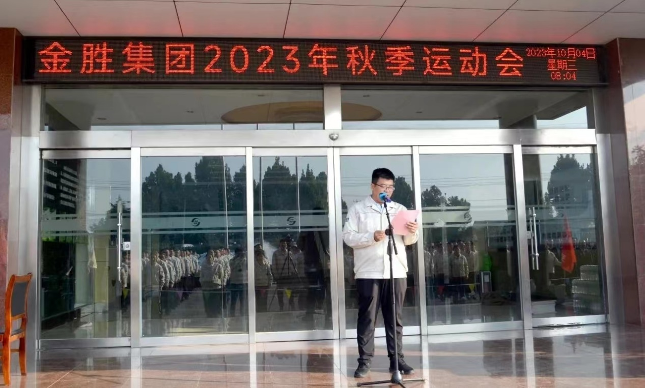 賽前，四支參賽隊(duì)伍兩兩一組進(jìn)行了拉歌比賽，激情2.png