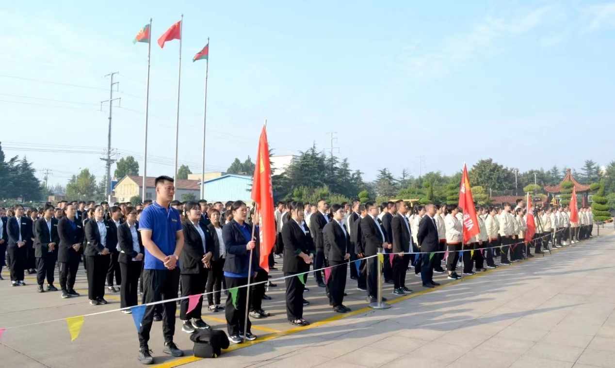 賽前，四支參賽隊(duì)伍兩兩一組進(jìn)行了拉歌比賽，激情1.png